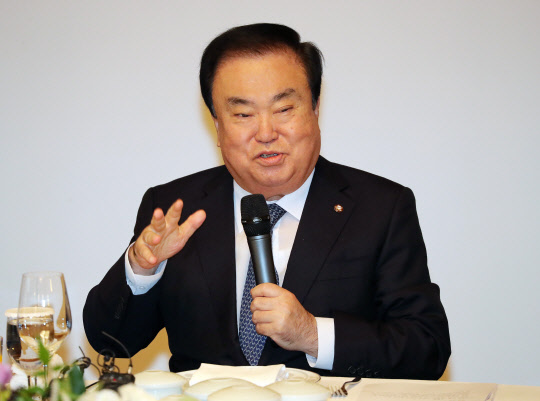 1일 오전 국회 사랑재에서 열린 문희상 국회의장과 여야대표의 모임인 초월회에서 문희상 의장이 발언하고 있다.   연합뉴스